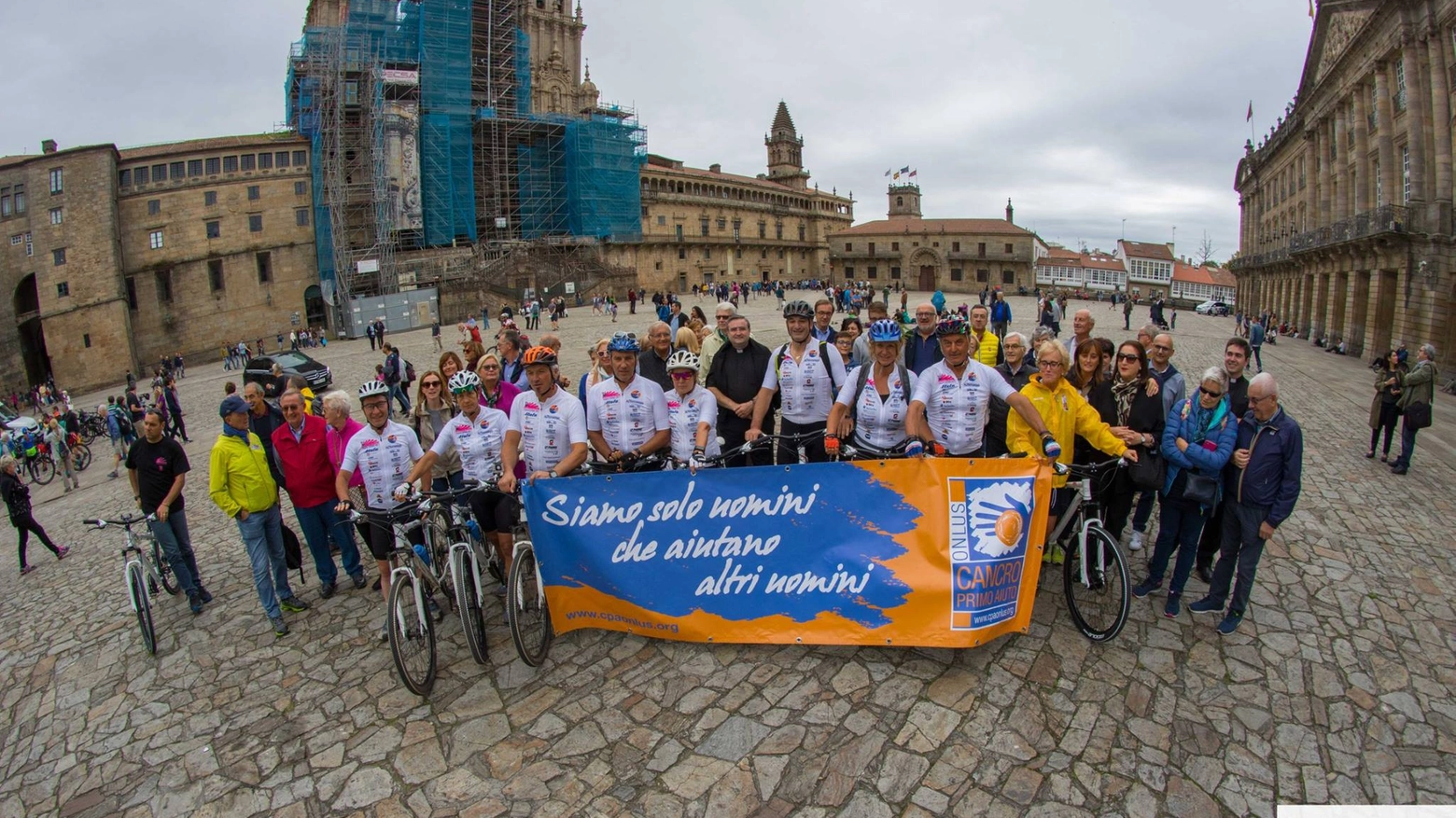 I ciclisti e i soci di Cancro Primo Aiuto arrivati per accoglierli a Santiago