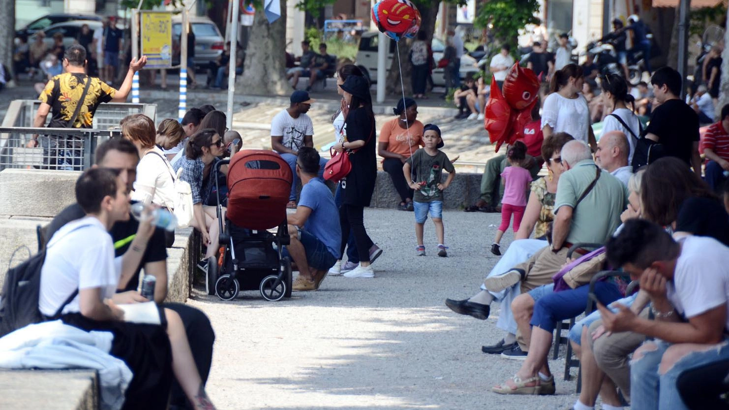 Lario formato overbooking Boom di turisti e problemi I due rami mai così affollati Lario formato overbooking Boom di turisti e problemi I due rami mai così affollati