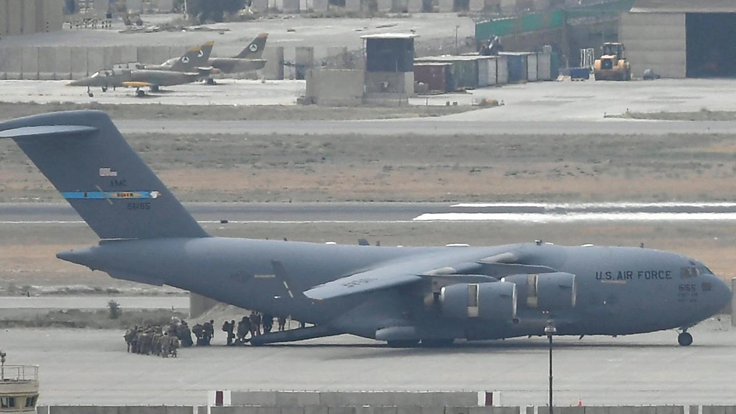 I militari Usa lasciano l'aeroporto di Kabul