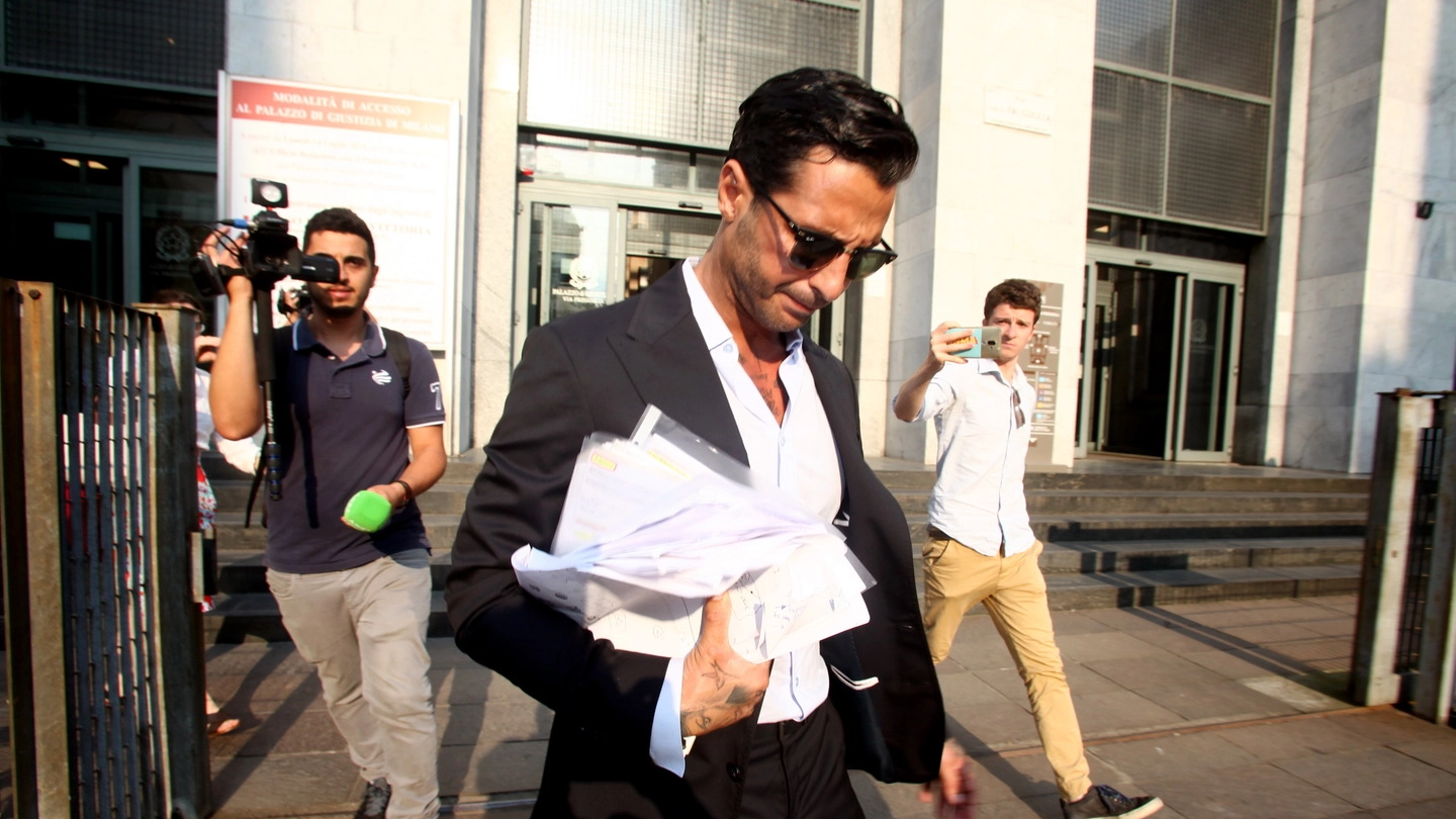 Fabrizio Corona esce dal tribunale a testa bassa (Lapresse)
