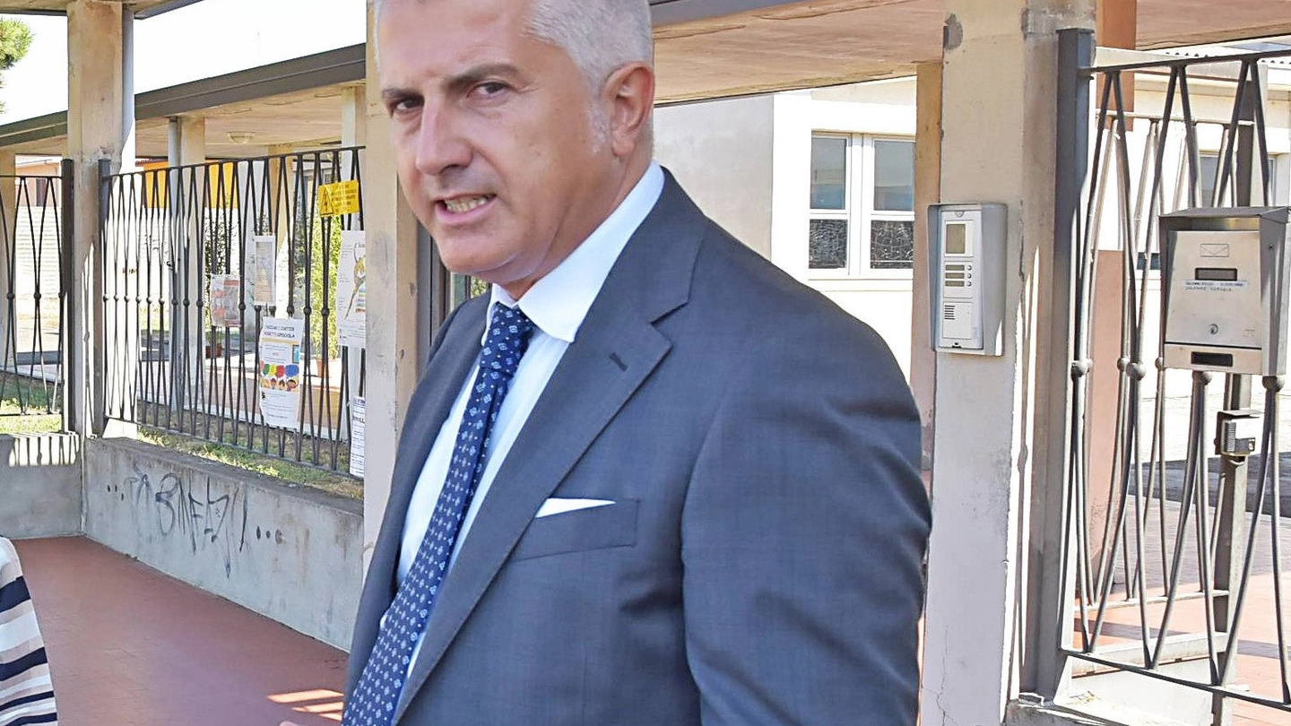 Il sindaco di Zinasco, Massimo Nascimbene, davanti alle scuole elementari (Torres)
