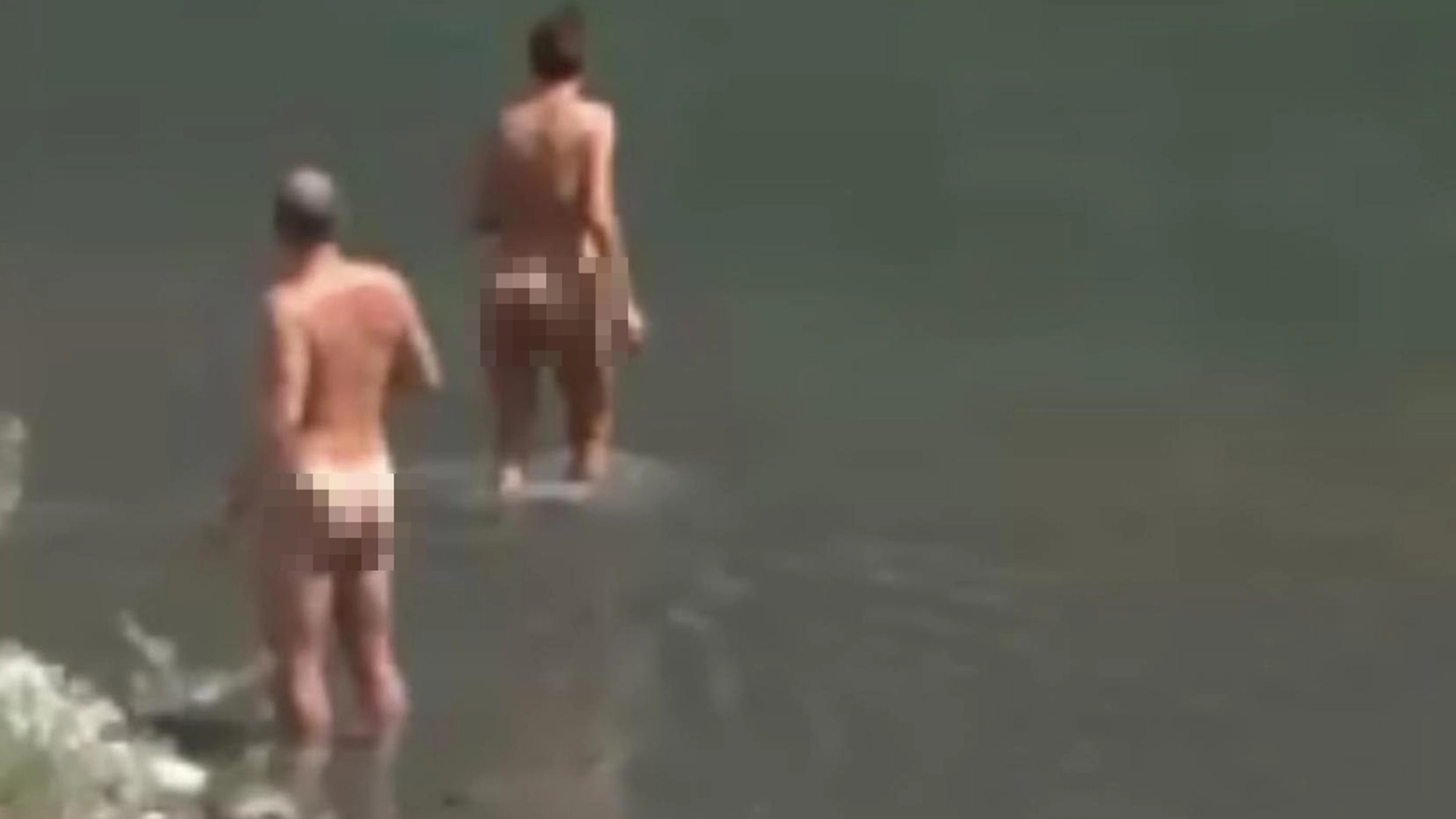 I due nudisti nell'Adda immortalati da un ciclista sul "Sentiero Valtellina" vicino a Teglio