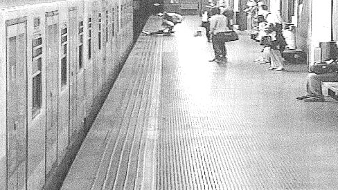 Nel fotogramma scattato in metro si vede la donna tratta in salvo
