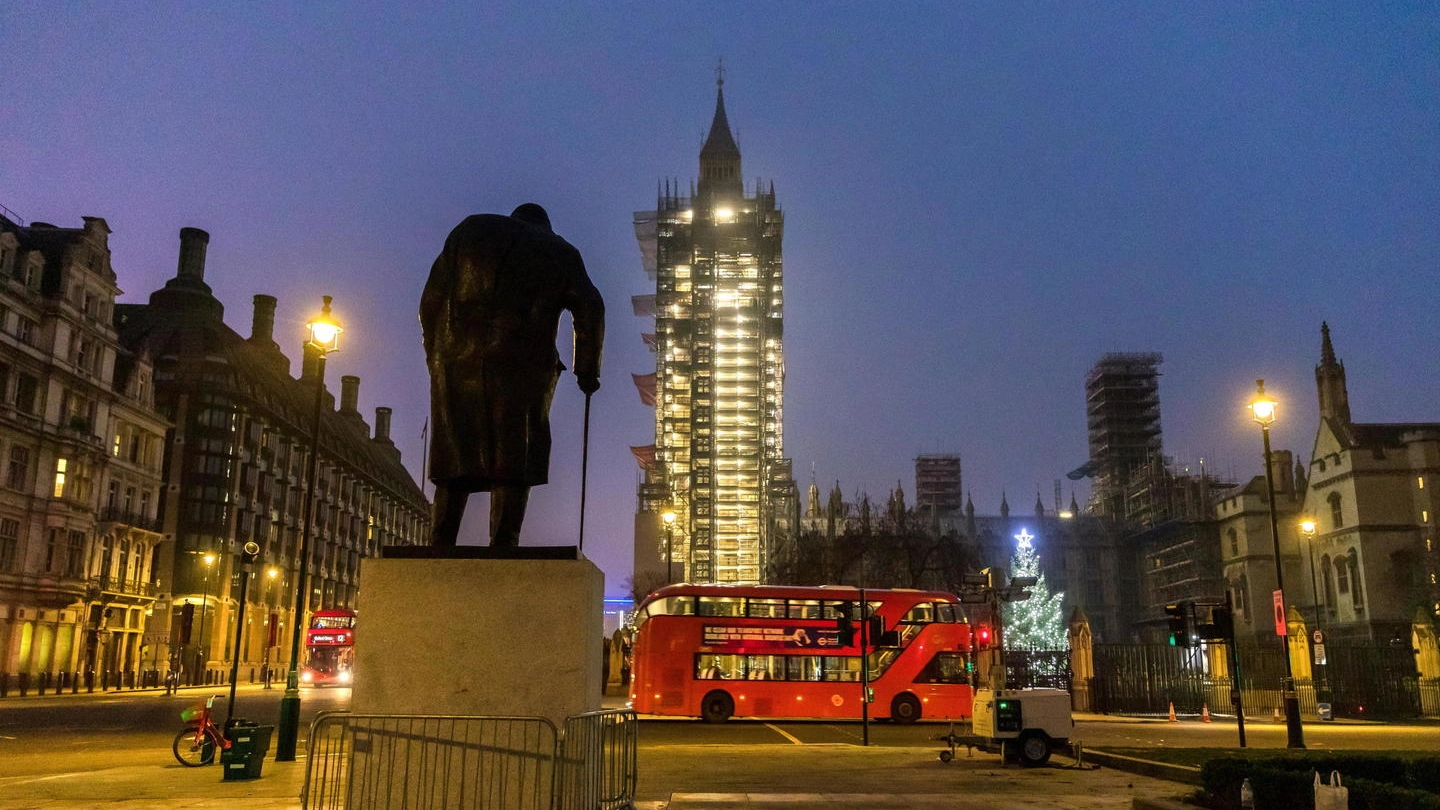 La statua di Winston Churchill davanti al parlamento inglese a Londra