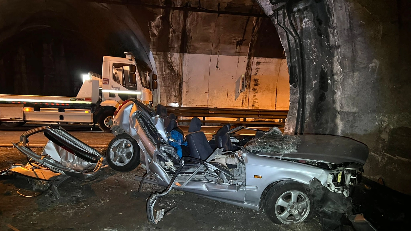 Quello che resta dell'auto dopo lo schianto in galleria