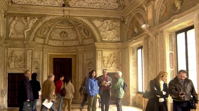 Una sala di Palazzo Ducale a Mantova meta di visitatori provenienti da ogni parte d’Italia