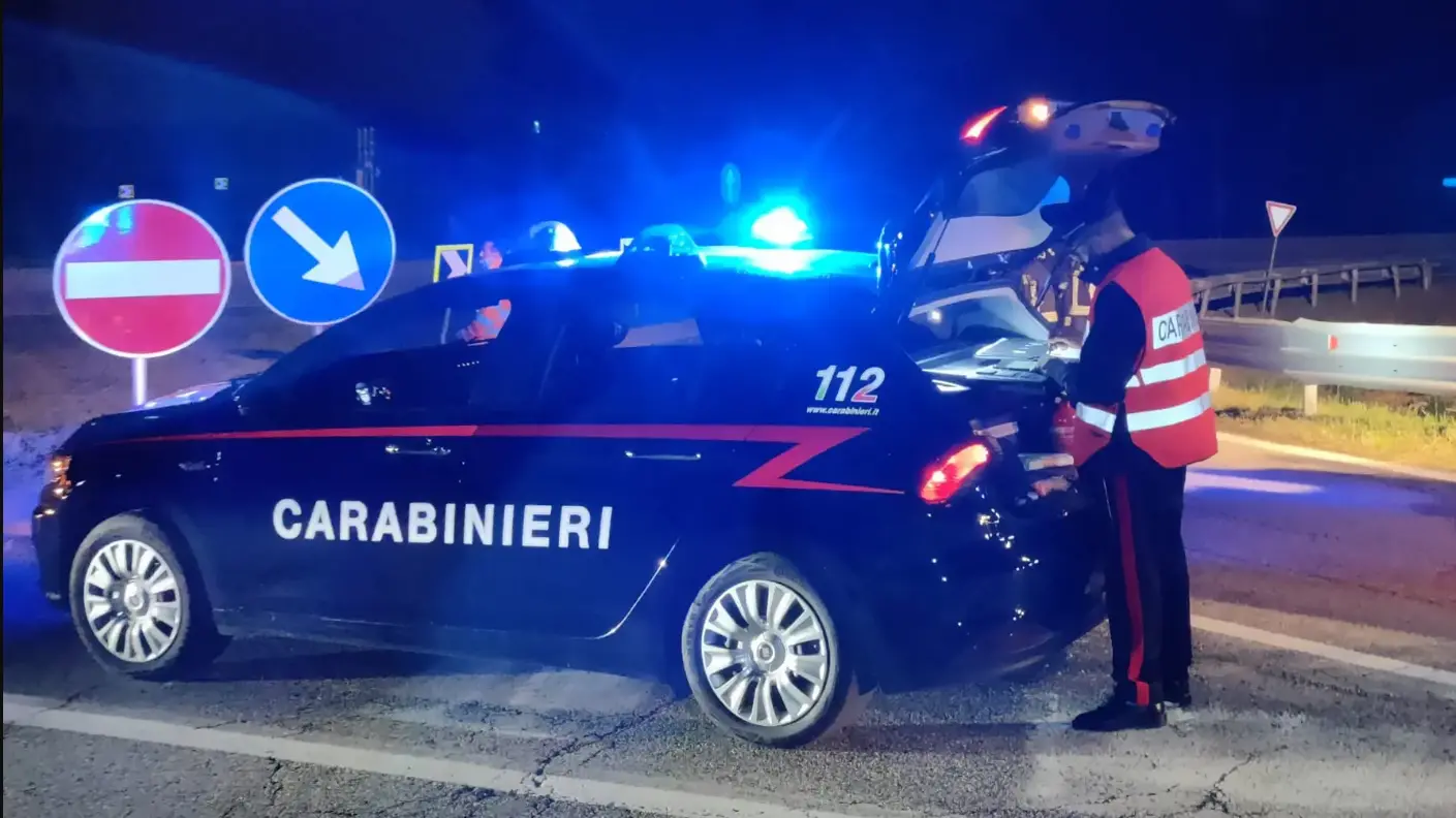 Le prodezze del giovane sono state segnalate ai carabinieri da un residente Le prodezze del giovane sono state segnalate ai carabinieri da un residente