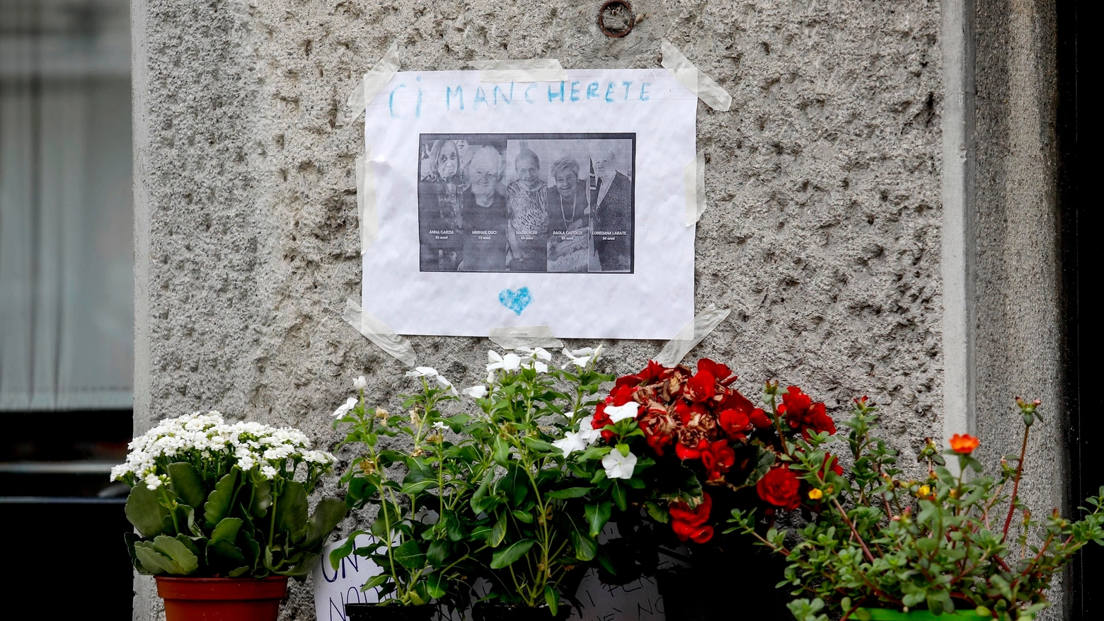 Fiori per le vittime davanti alla Rsa Casa per Coniugi di Milano