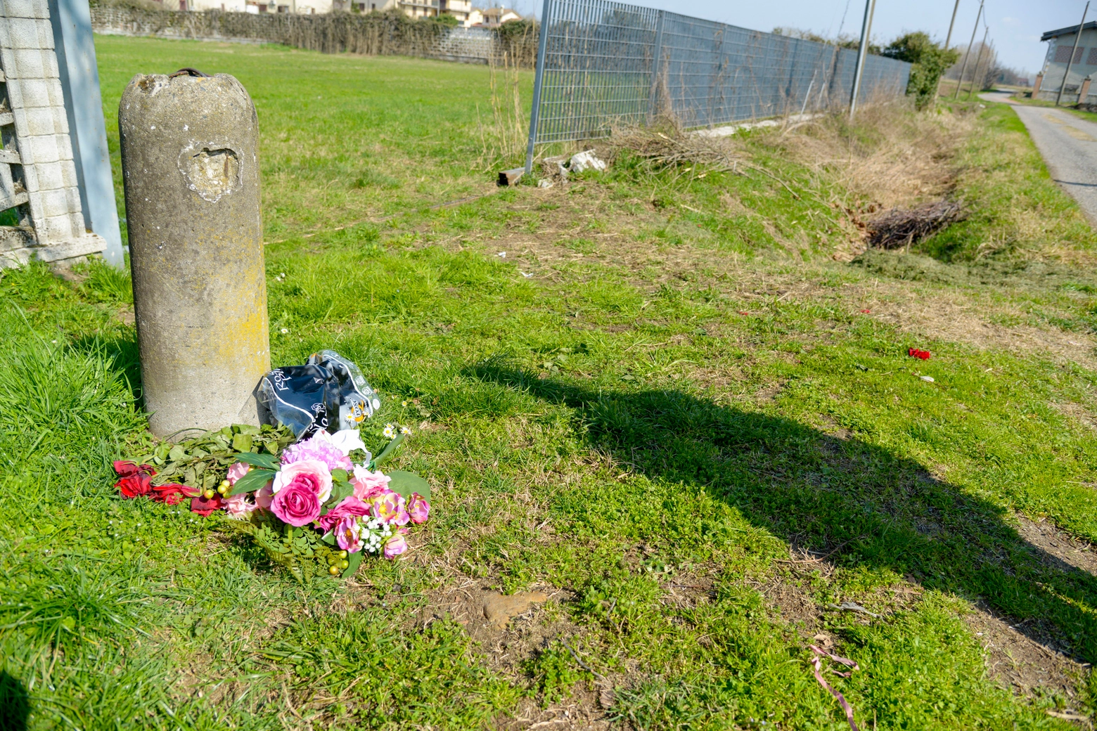 Casaletto, fiori nel luogo dove è morto il 32enne romeno (Cavalleri)