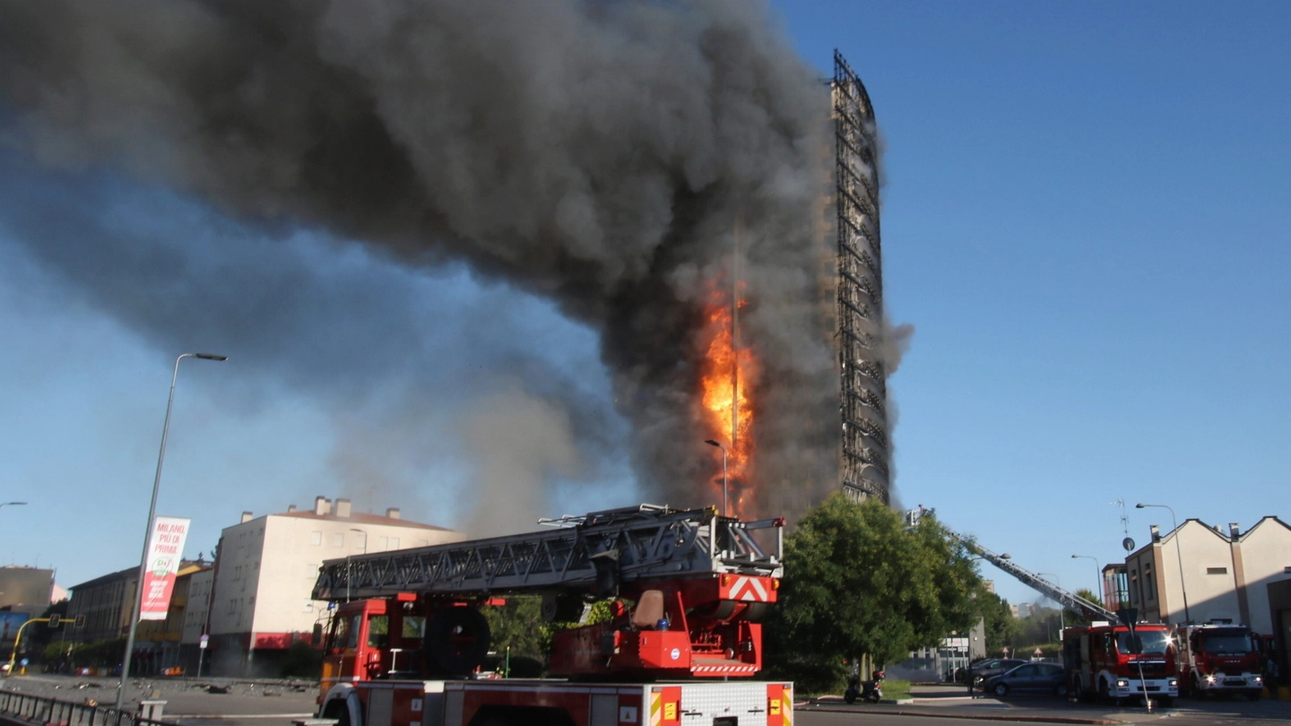 Il rogo del 29 agosto 2021 che ha distrutto la Torre dei Moro di via Antonini a Milano