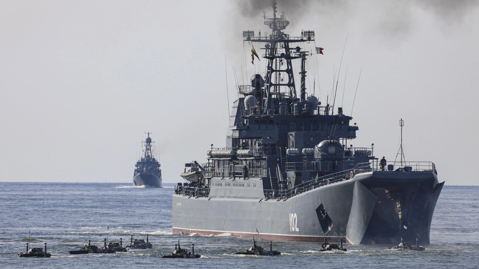 Navi militari russe durante le manovre a Kaliningrad (Ansa)