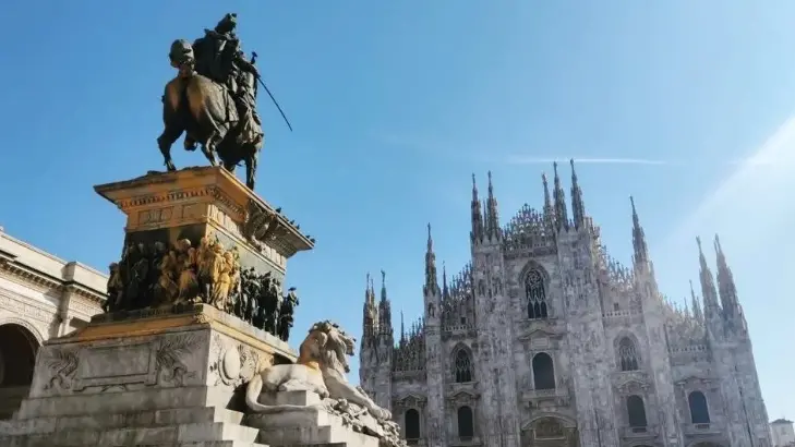 Milano, la statua di Vittorio Emanuele in piazza Duomo imbrattata da Ultima Generazione