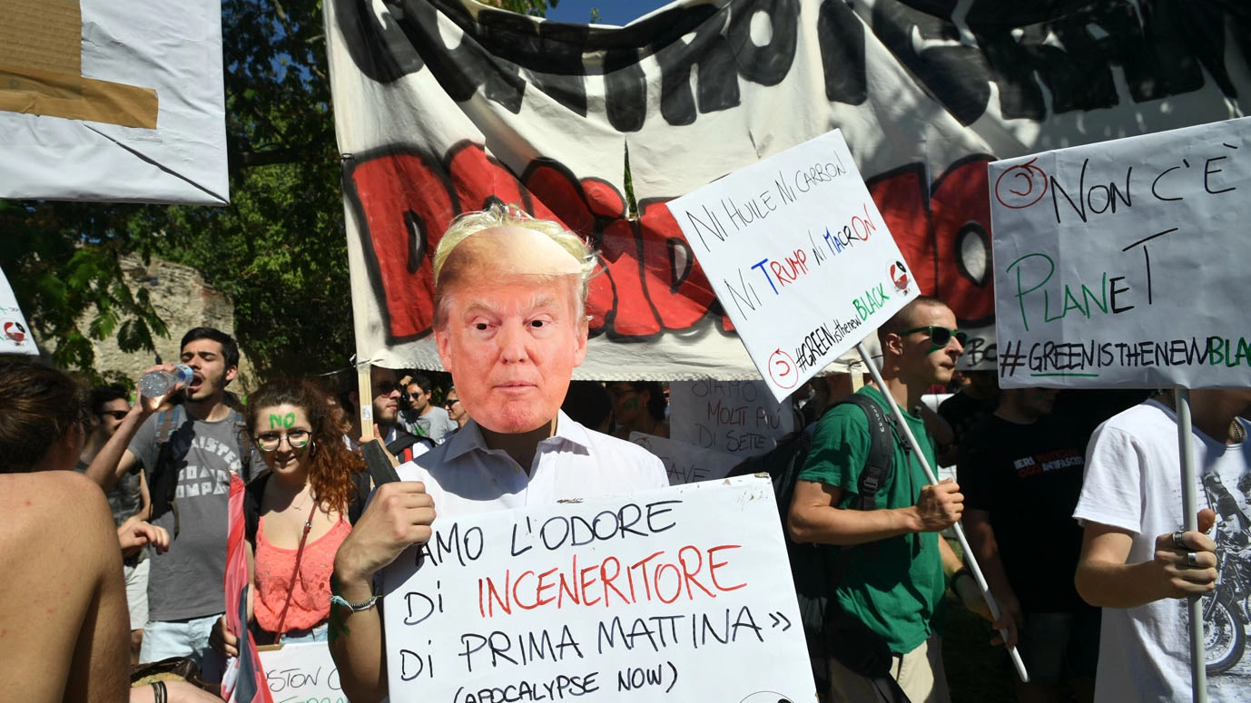 Bologna, manifestazione di protesta per il G7 Ambiente (LaPresse)
