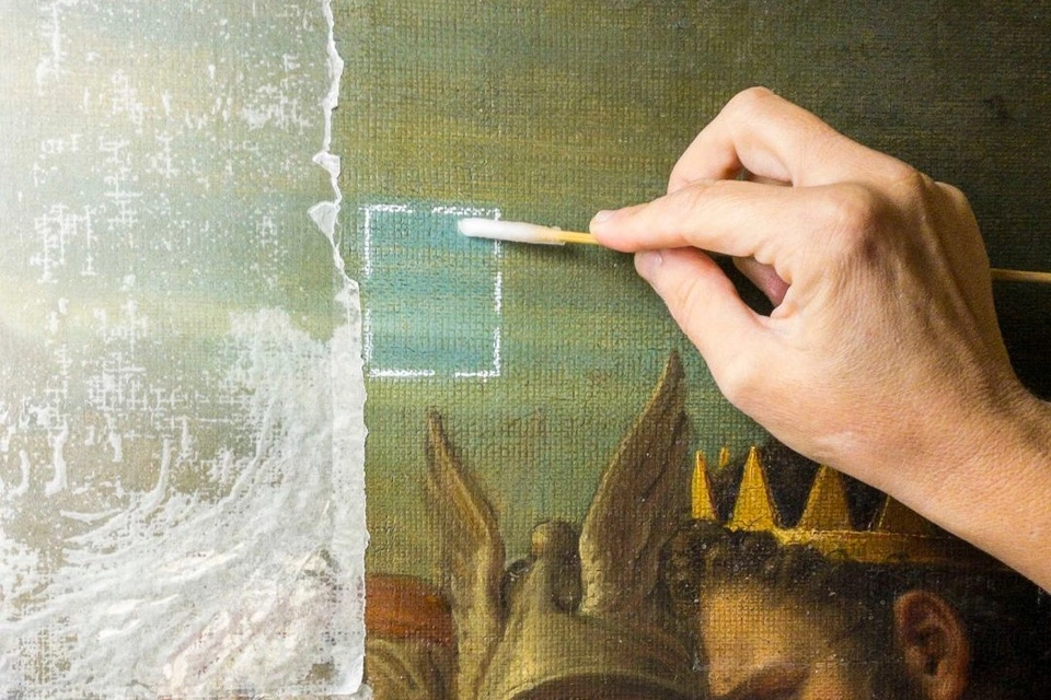 Restauratori al lavoro su un'opera d'arte