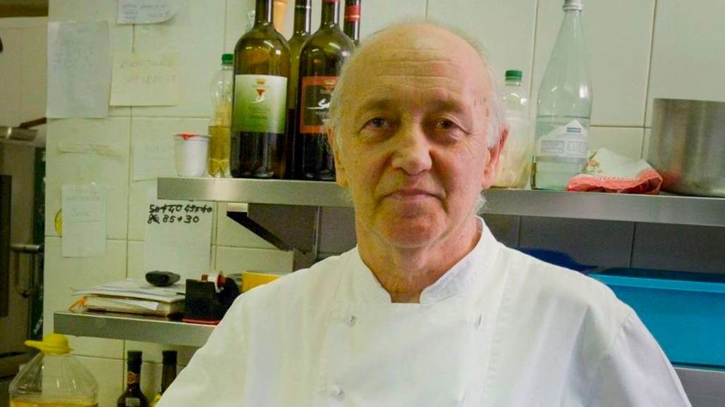 Mario Cattaneo oggi 73enne è ancora alla guida della sua osteria nella frazione Gugnano di Casaletto Lodigiano