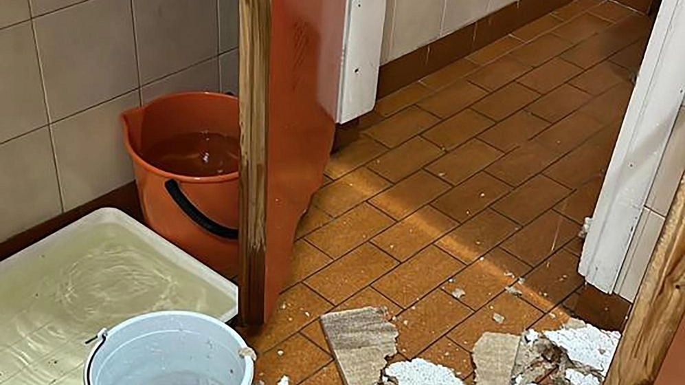 A scuola tra allagamenti e crolli: "Vogliamo classi sicure e pulite" A scuola tra allagamenti e crolli: "Vogliamo classi sicure e pulite"