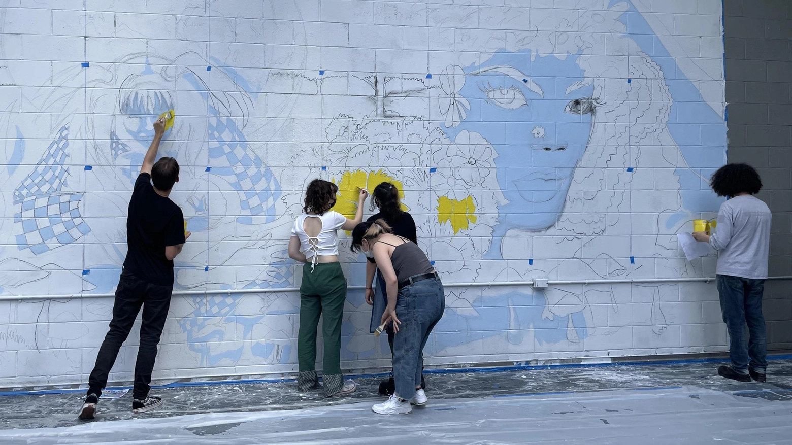 Il quartiere rinasce a colpi di spray I ragazzi colorano le loro giornate Il quartiere rinasce a colpi di spray I ragazzi colorano le loro giornate