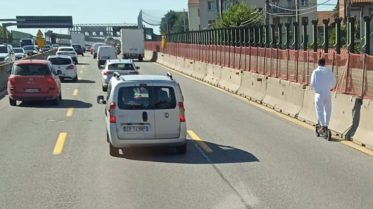 In monopattino sull’A4. Piovono critiche sulla piazza virtuale In monopattino sull’A4. Piovono critiche sulla piazza virtuale