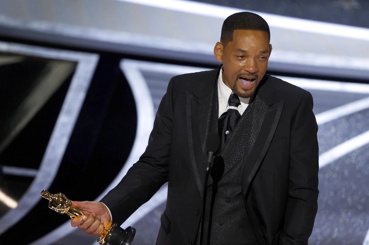 Will Smith in lacrime chiede scusa 