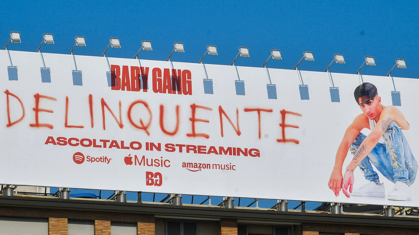 Cartellone pubblicitario del rapper Baby Gang con scritto Deliquente