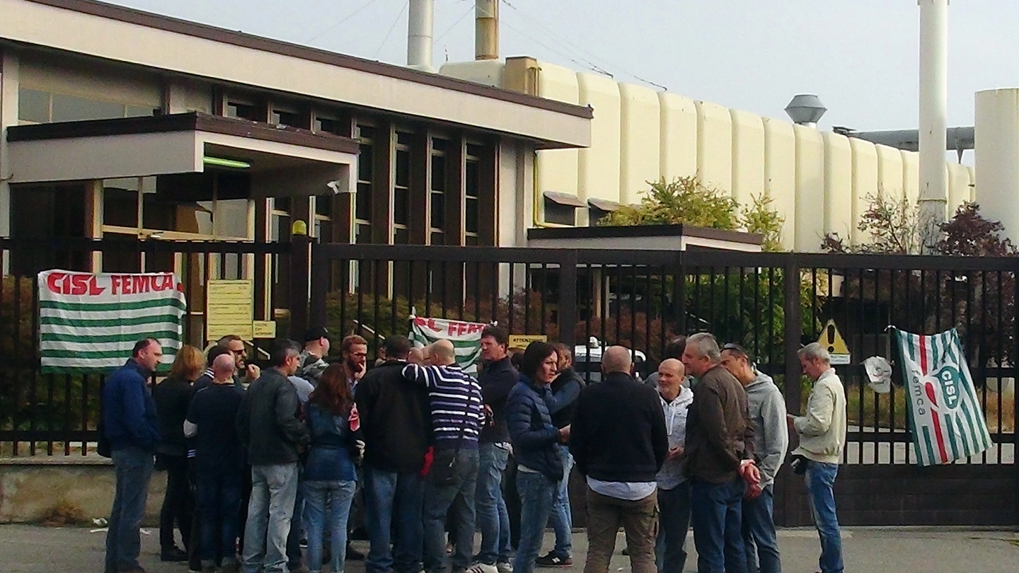 I lavoratori davanti al capannone della GlassIndustries srl