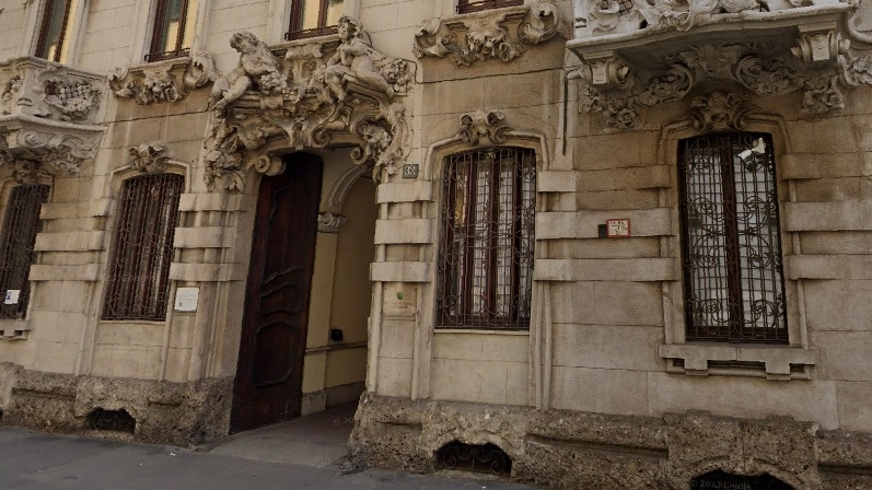 L'ingresso del Palazzo del Demanio in corso Monforte, progettato da uno dei protagonisti del liberty milanese Alfredo campanini