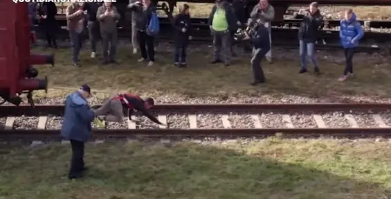 Traina vagone treno di 14,5 tonnellate per 50 metri: nuovo record mondiale per Alex Camera