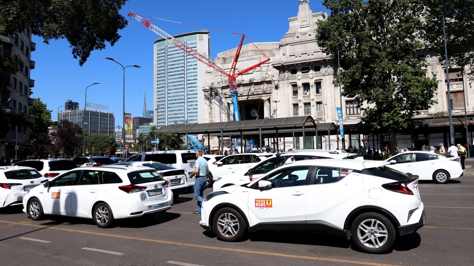 I taxi davanti alla stazione centrale di Milano durante uno sciopero
