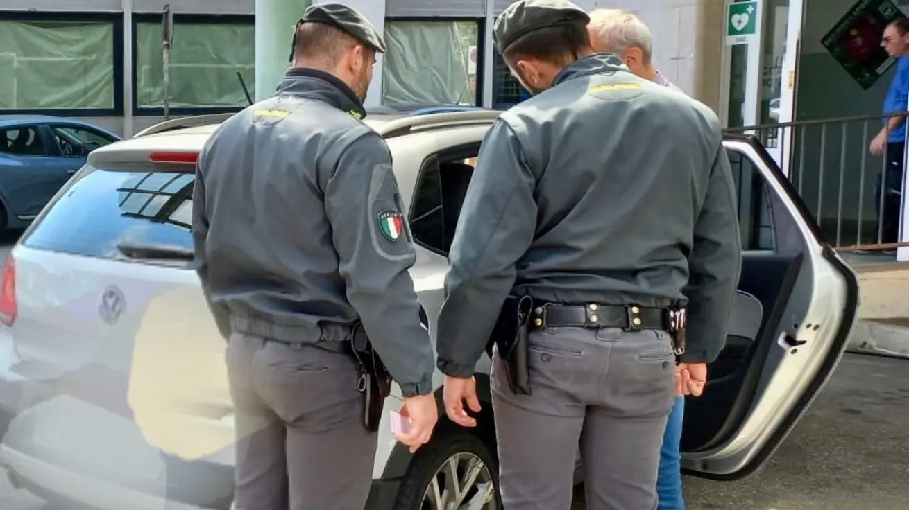 Un controllo della guardia di finanza Un controllo della guardia di finanza