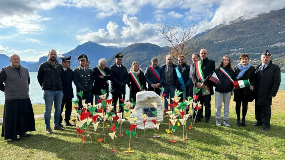 L'inaugurazione del cippo a Dervio