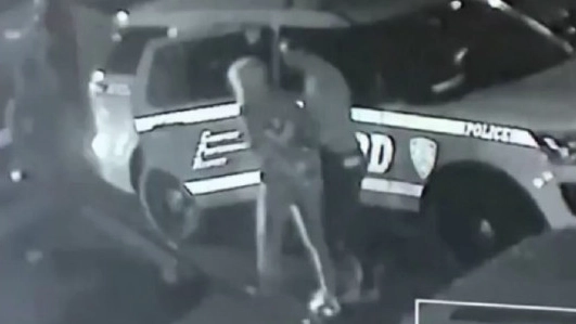 Una donna viene portata via dalla polizia (Frame video)