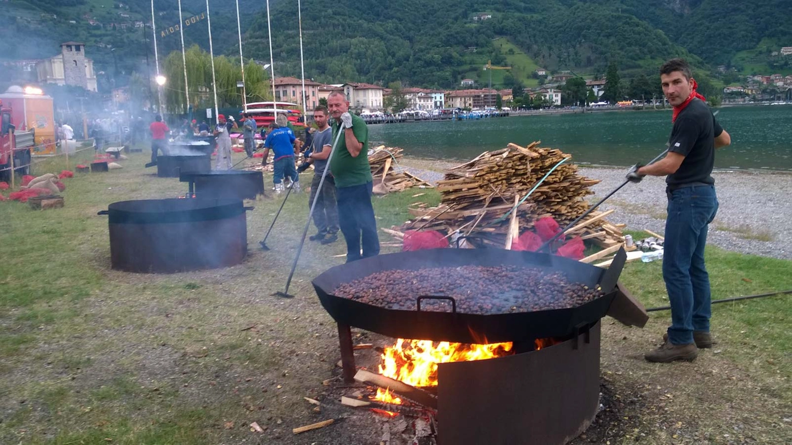 Festa del Fungo: i volontari preparano le caldarroste