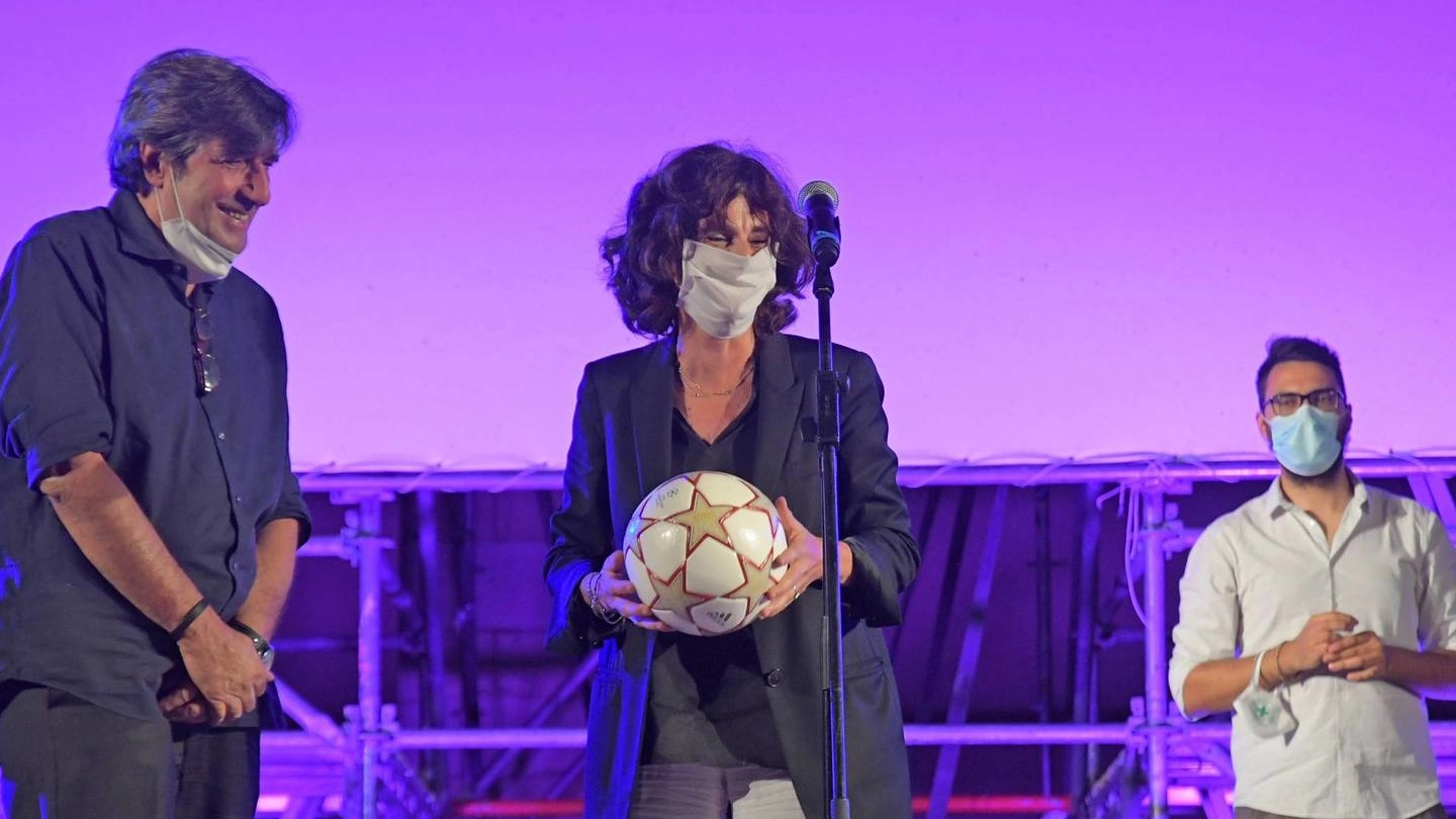 Il giornalista Marco Civoli consegna il pallone del triplete al notaio Monica Di Giorgi