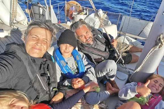 Sara e Stefano Barberis hanno deciso di imbarcarsi nella nova avventura con i tre figli Ia