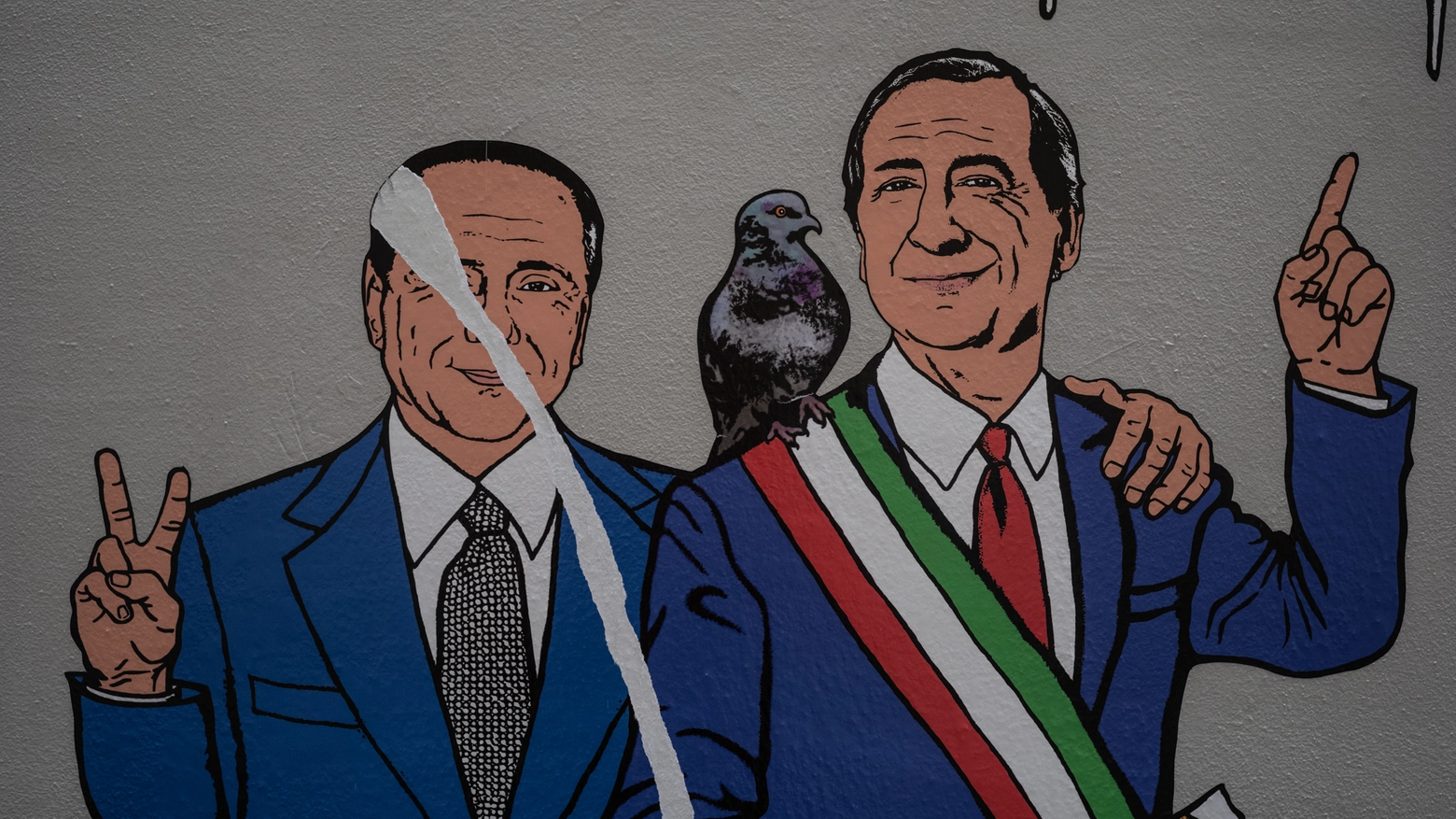 Il murale di Alexandro Palombo raffigurante Berlusconi e Giuseppe Sala in via Volturno, già vandalizzato