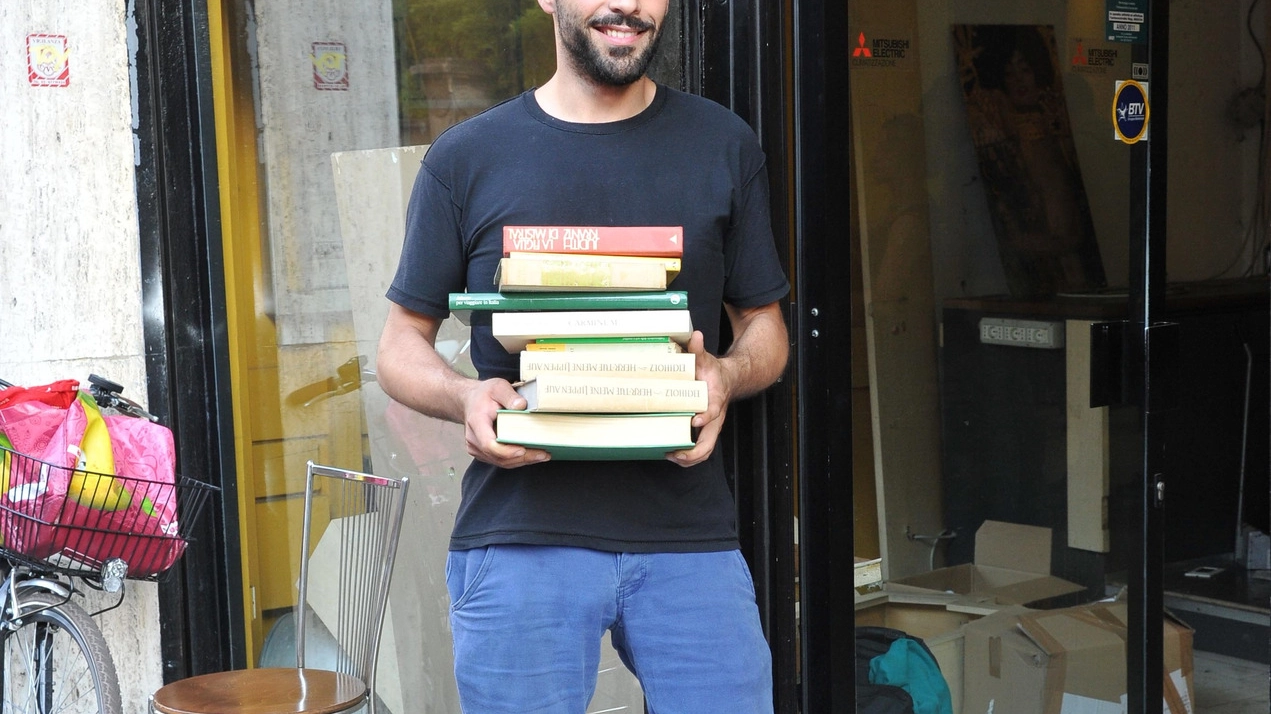 Gianni Macario Cuia con i libri in mano (Newpress)
