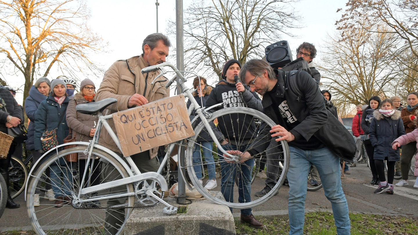 La bicicletta che i manifestanti hanno posato in memoria del ciclista ucciso