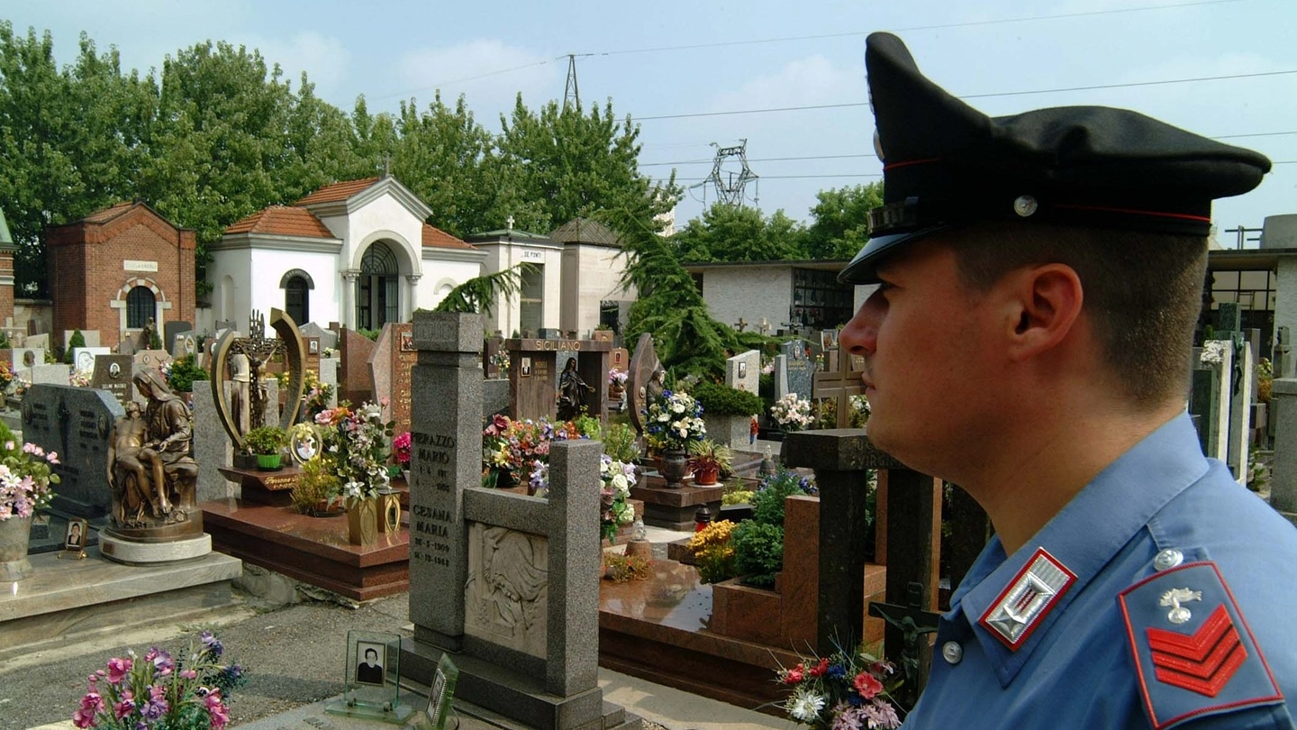 Carabinieri al cimitero di Busnago