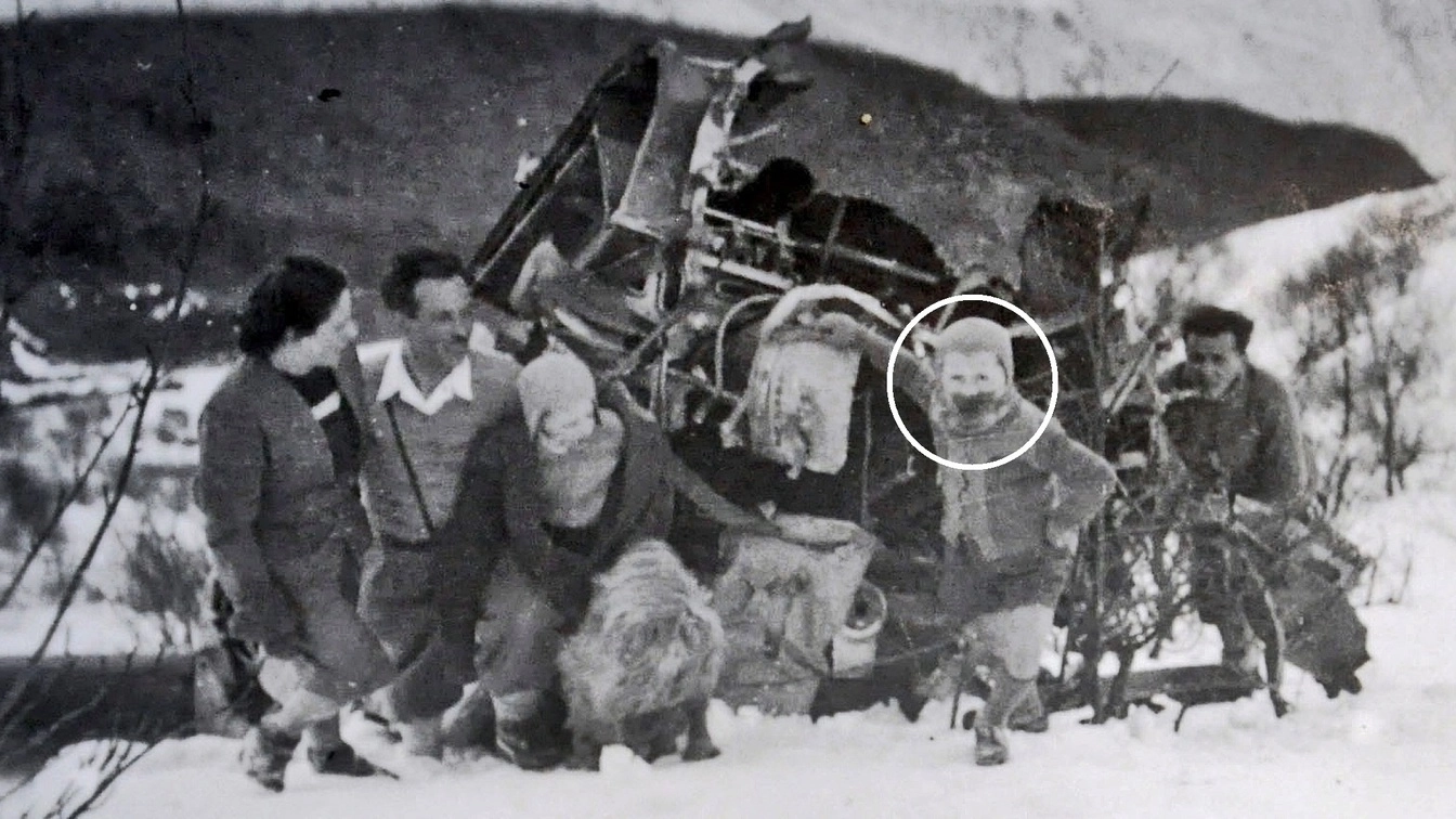 In una delle due foto inedite la famiglia Ardemagni accanto ai resti contorti 