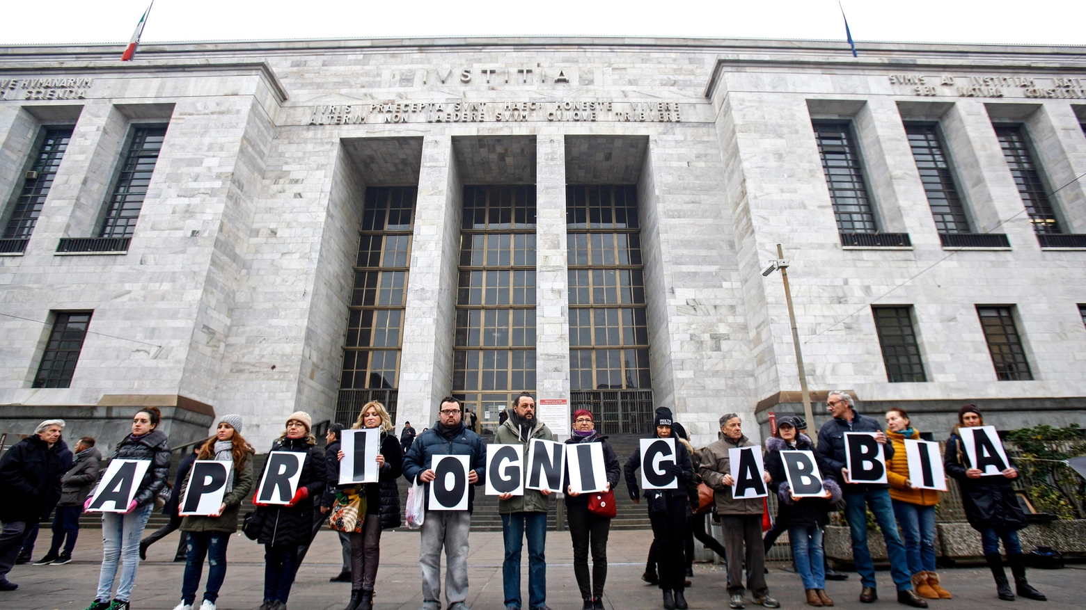 Animalisti in presidio davanti al tribunale di Milano