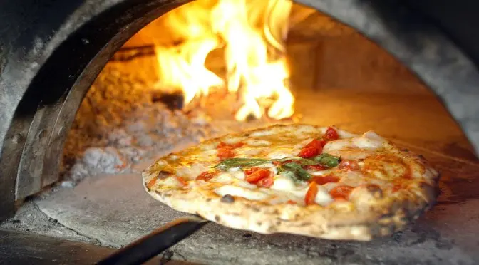 Carugo, butta la droga nel forno: arrestato pizzaiolo spacciatore