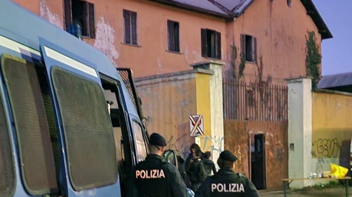Sgombero all’amianto. Centro sociale sloggiato: sit-in sotto il municipio Sgombero all’amianto. Centro sociale sloggiato: sit-in sotto il municipio
