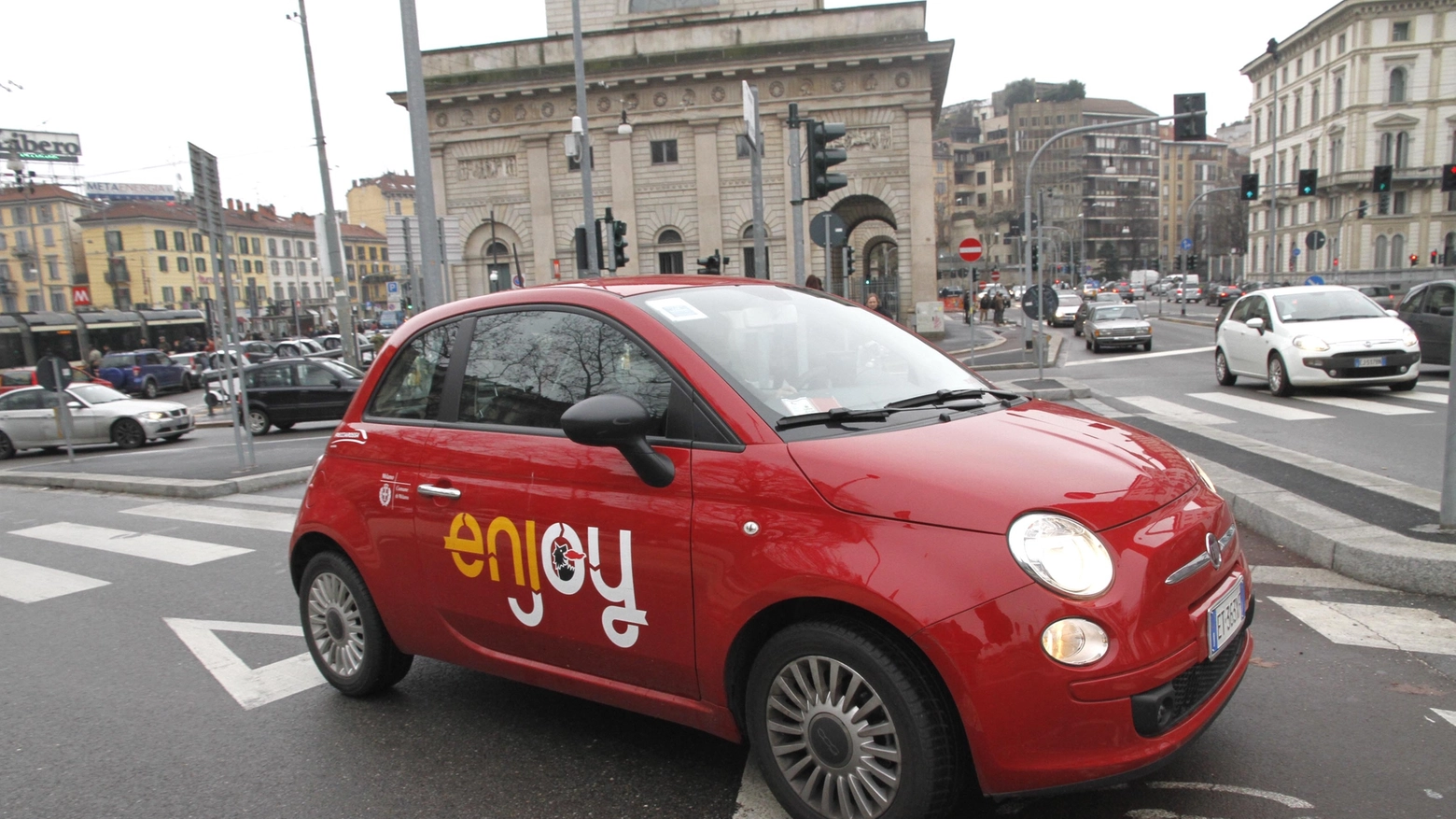 Car sharing Enjoy a Milano in una foto d'archivio (Newpress)