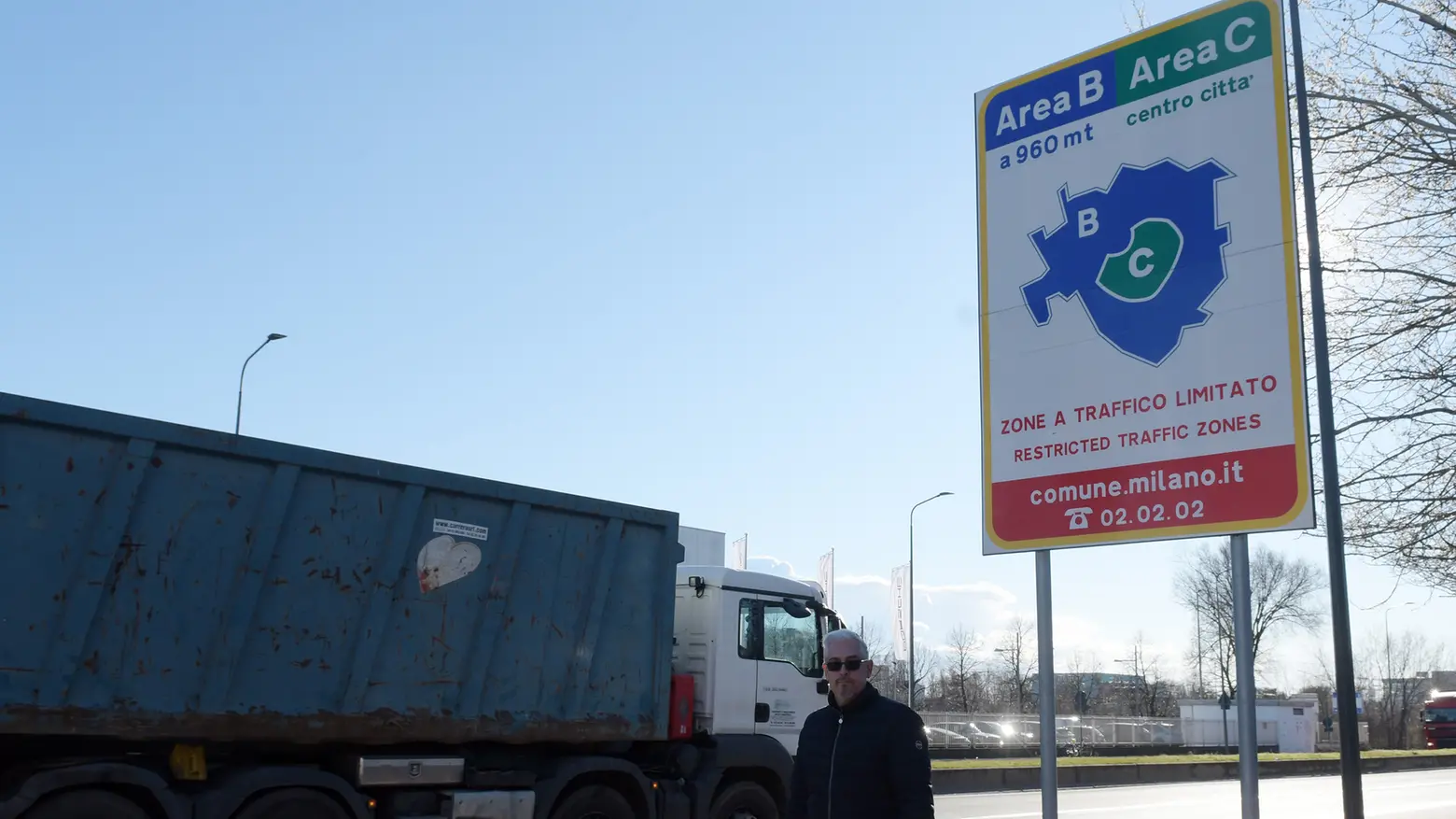 Camion all'ingresso di Area B a Milano