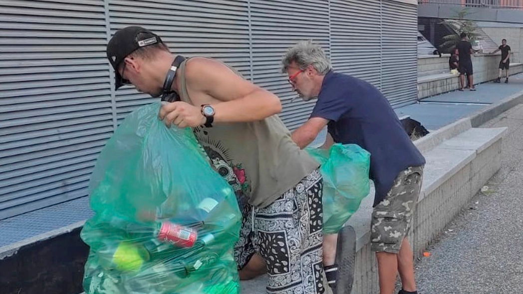 Sporcizia e degrado nel centro commerciale di viale Cesare Battisti, i senza fissa dimora (e non solo) da tempo accusati di sporcare, dopo aver lanciato appelli inascoltati al Comune si sono rimboccati le maniche e hanno ripulito loro stessi l'area che potrebbe essere un parco invece è una discarica