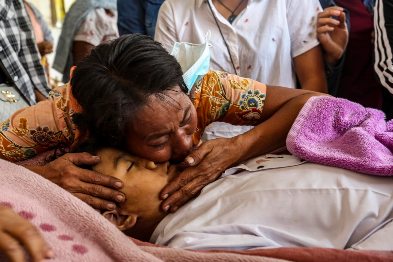 I funerali del giovanissimo ucciso a Mandalay