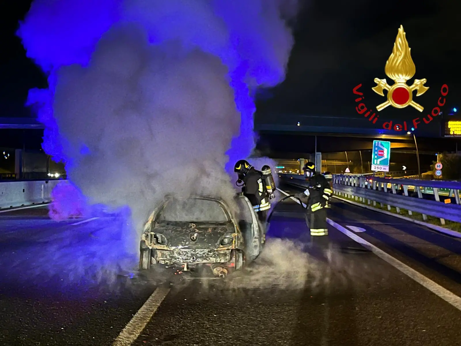 Incidente sulla A9 tra due auto e un'ambulanza. Una macchina in fiamme e autostrada chiusa