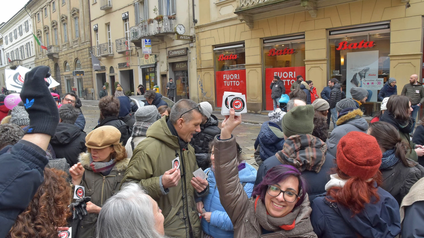 Distribuzione di adesivi antifascisti a Pavia (Torres)