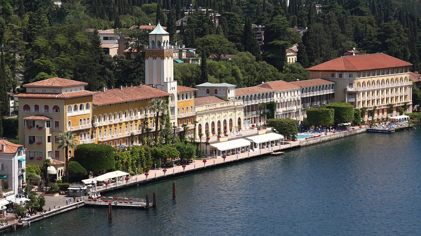 Il Grand Hotel Gardone Riviera con lo scenografico affaccio sul lago