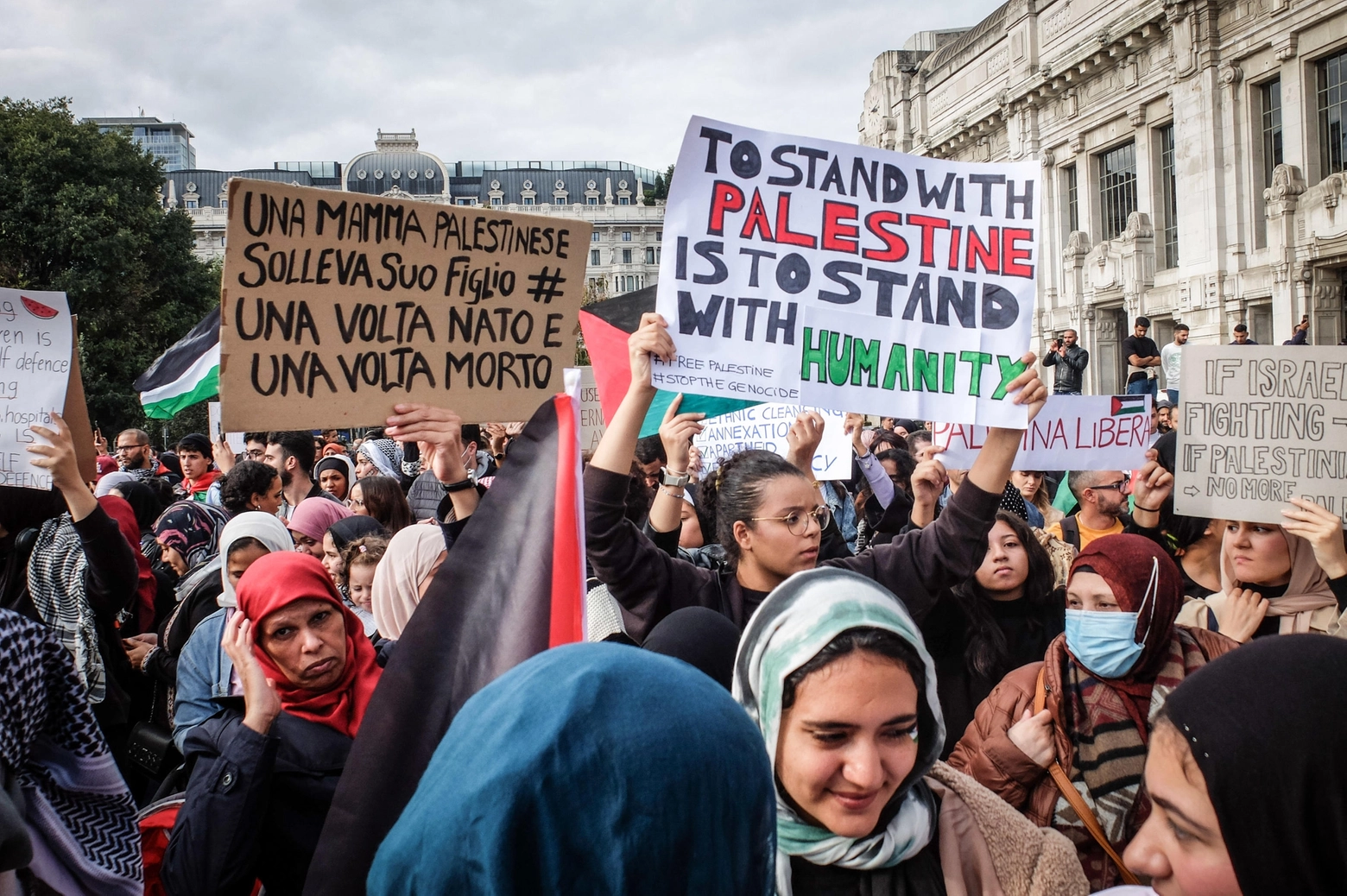 Un momento della manifestazione per la Palestina in piazza Duca d’Aosta, Milano 21 ottobre 2023.
ANSA/MATTEO CORNER